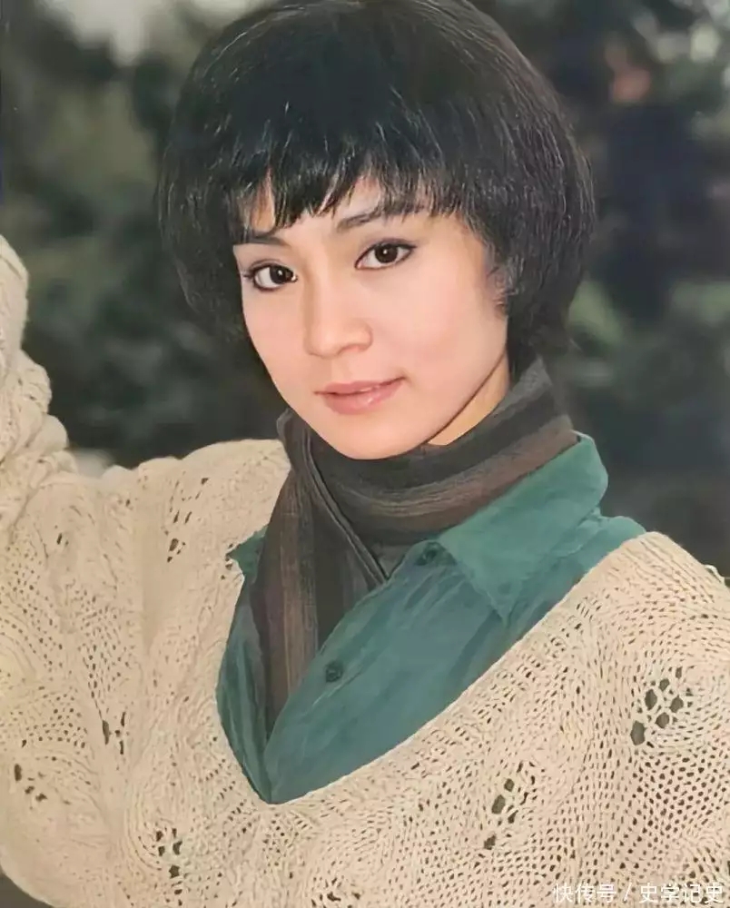 窦靖童终于换风格,烫羊毛卷配扎染衬衫又美又飒,气质不羁太像爸