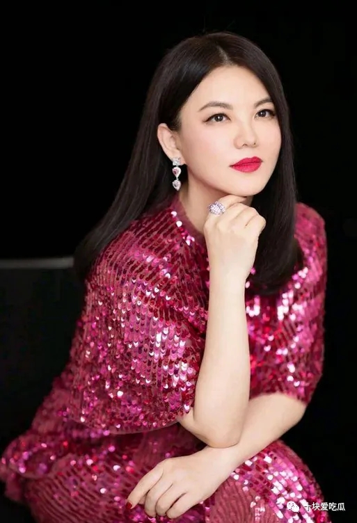 邓佳佳当过模特,她和彭丹一起上过初三。她所做的一切都是为了演戏
