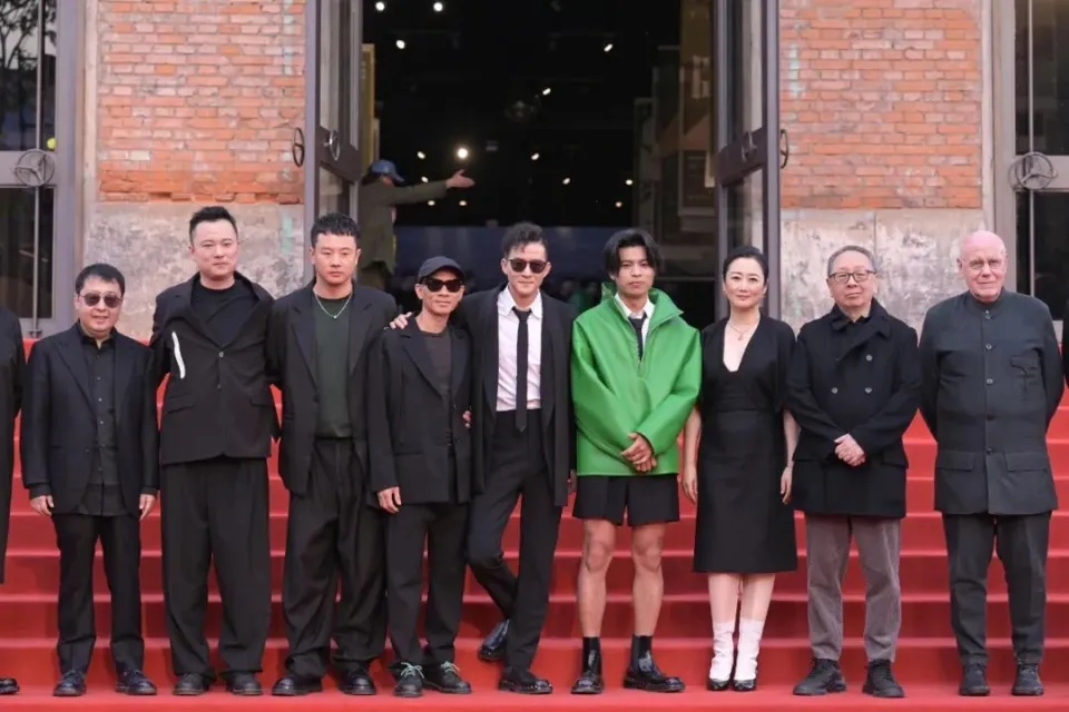 当地的郎,一个外国媳妇,和郝莲露,一个德国女演员,嫁给了她的哥哥在北京,现在有两个混血儿
