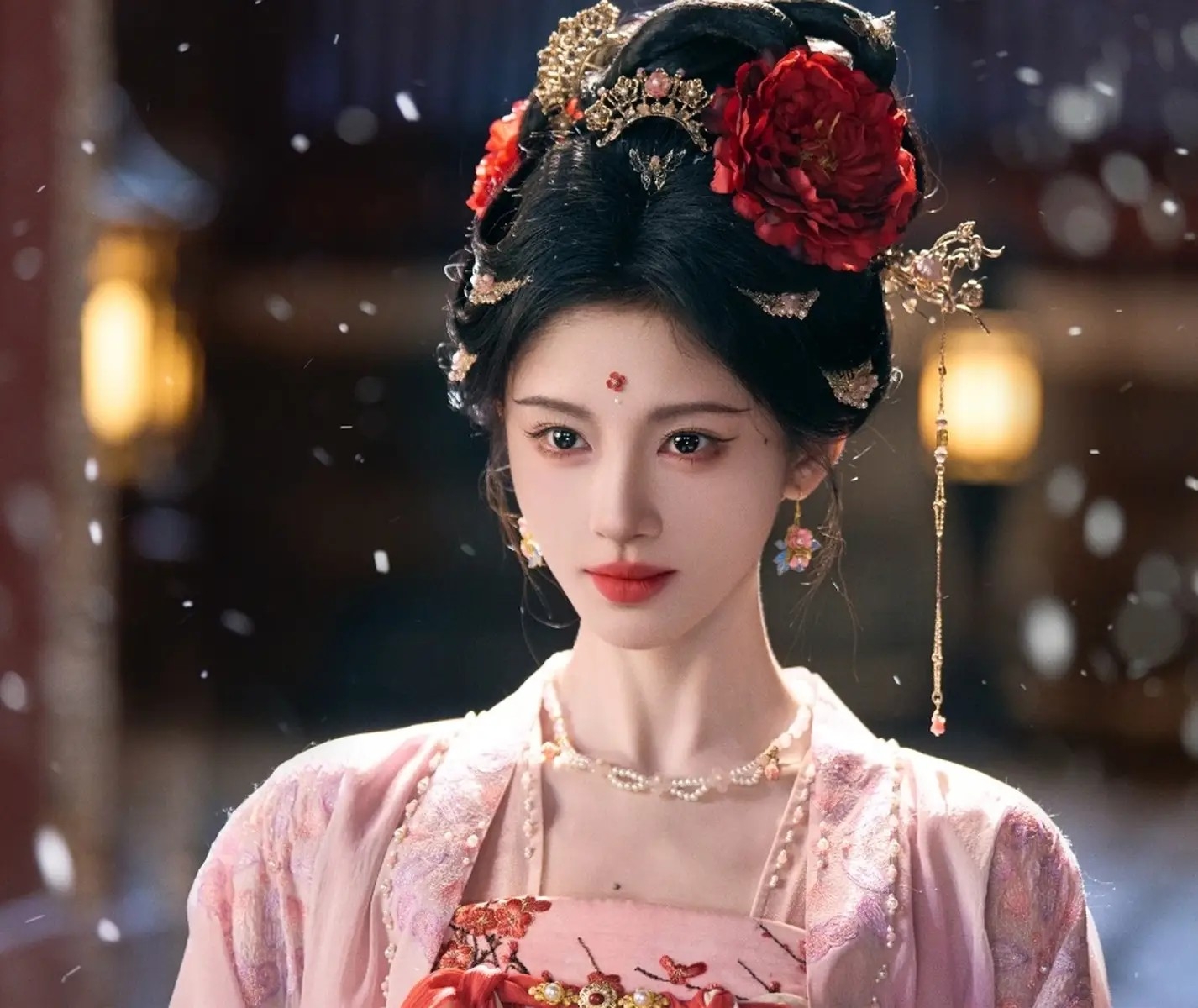 王菲携李嫣现身!李嫣当妈面抽烟酷劲十足,兔唇痊愈美到认不出
