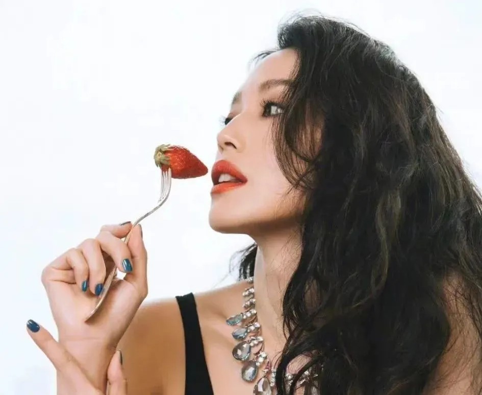 “侏儒网红”李喜梅又离婚!丈夫曝原因,愿意净身出户,助理回应