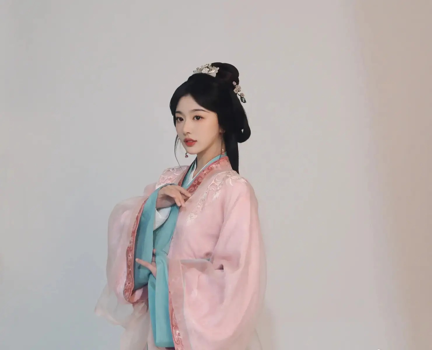马筱梅解释穿“红婚纱”寓意,要和汪小菲和睦幸福一生