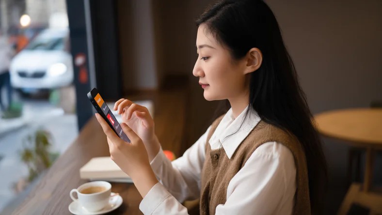 俄罗斯娜娜 “洗白史”:从抽象女王到天降紫微星