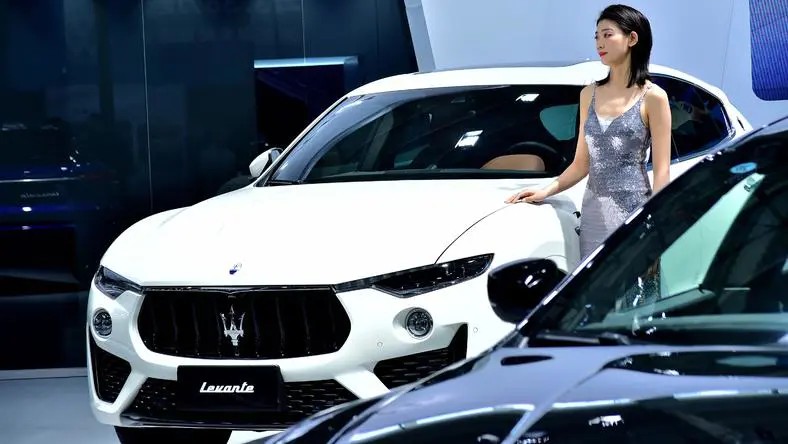 杜江霍思燕一家四口同框，嗯哼推 3 个行李箱，女儿身高接近哥哥