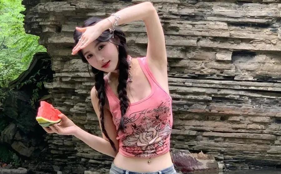 文章马伊琍大女儿晒17岁近照 手拿气球端庄大气