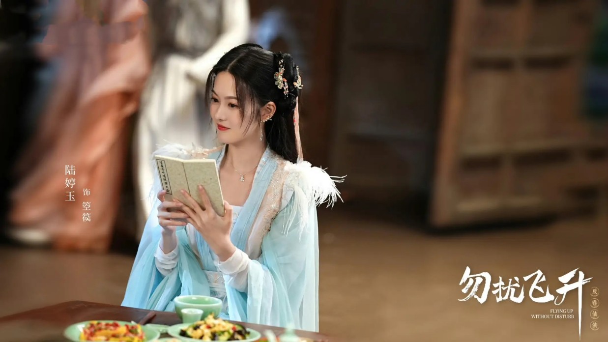 涉毒艺人含笑被举报直播卖手串，平台：“不是有违法记录就不能”