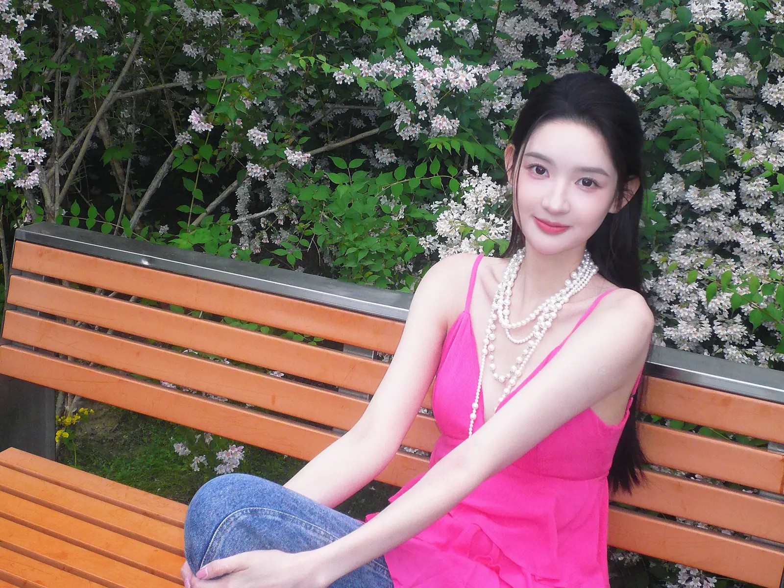 虞书欣穿鎏金非遗长裙性感惊艳！雪肤玉貌曼妙身材美爆了
